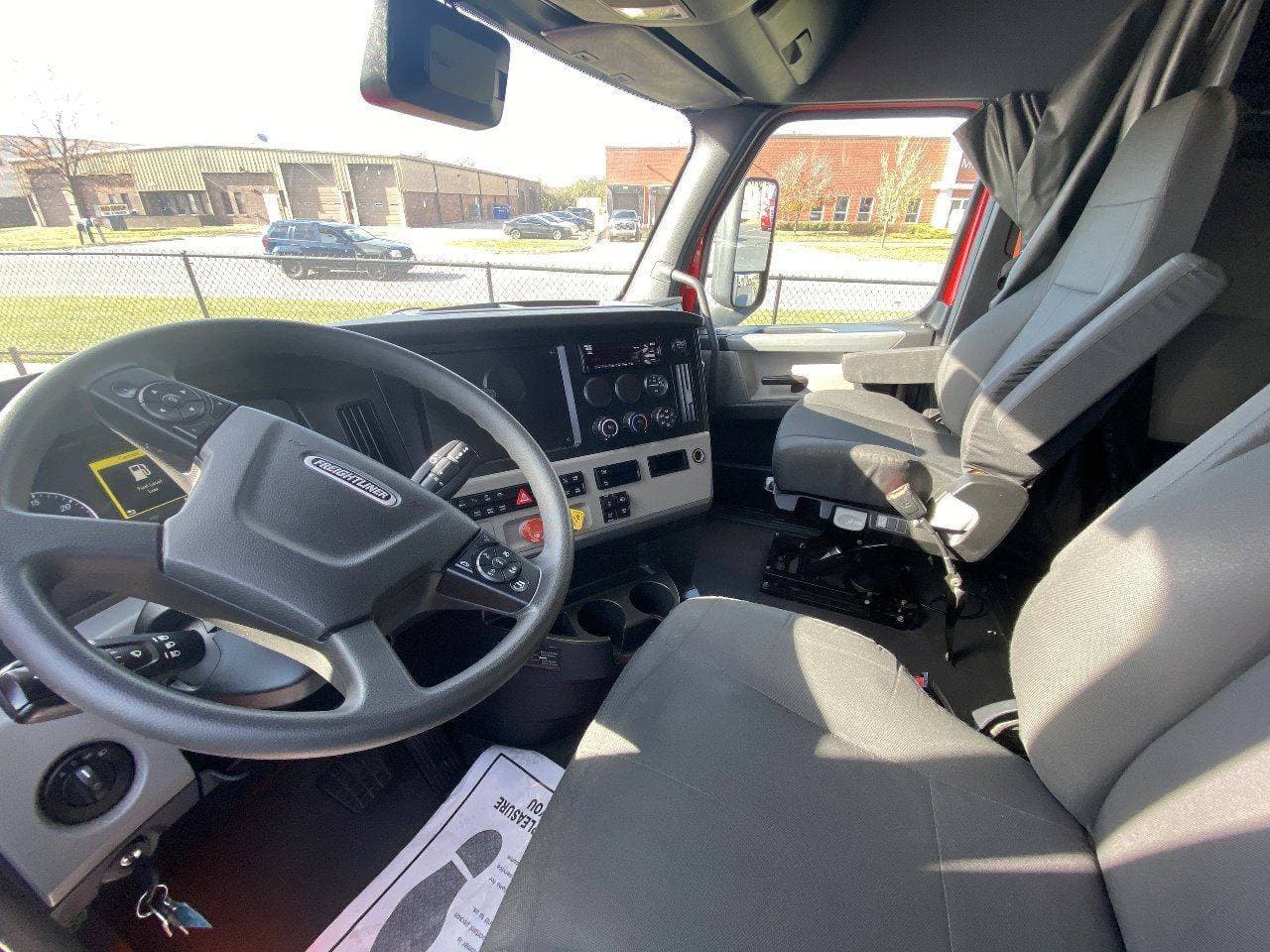 2021 FREIGHTLINER Cascadia CA126 * Tandem Axle Sleeper image 9