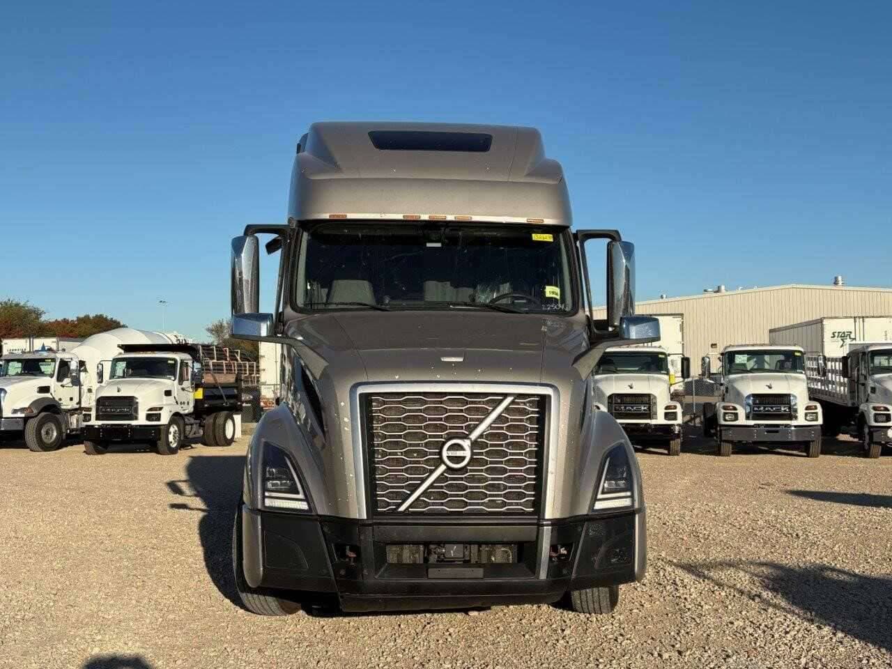 2022 Volvo VNL image 2