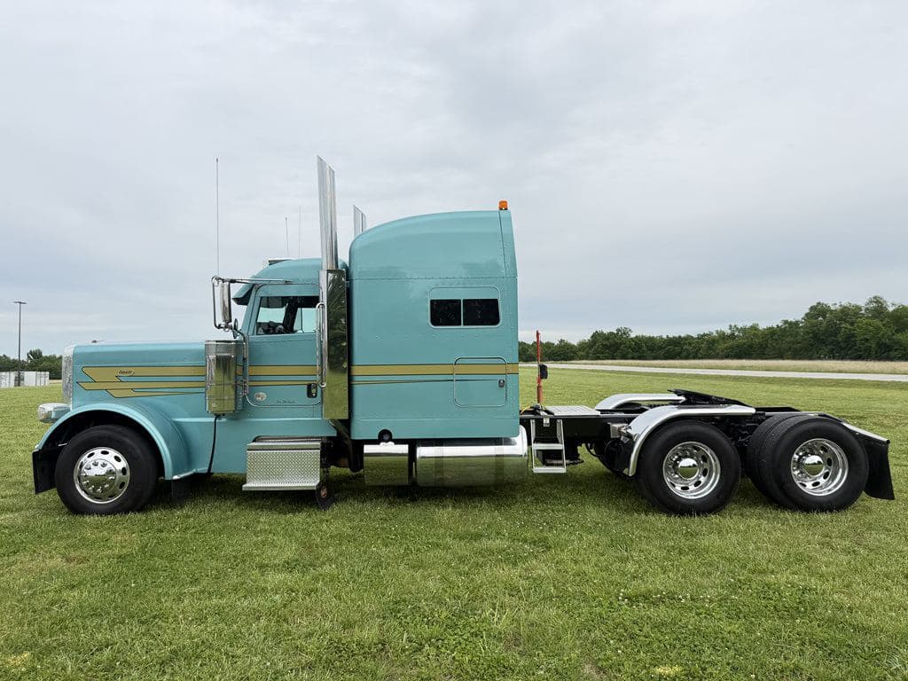 Used 2024 PETERBILT 389 image 5