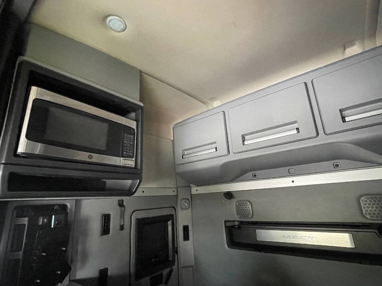 2019 Mack Anthem image 24