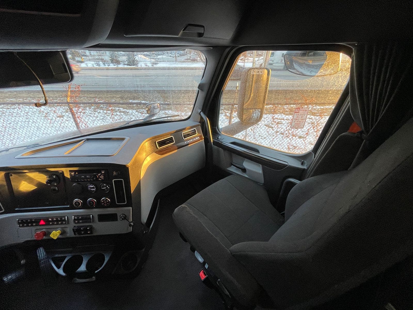 2022 Freightliner Cascadia image 16