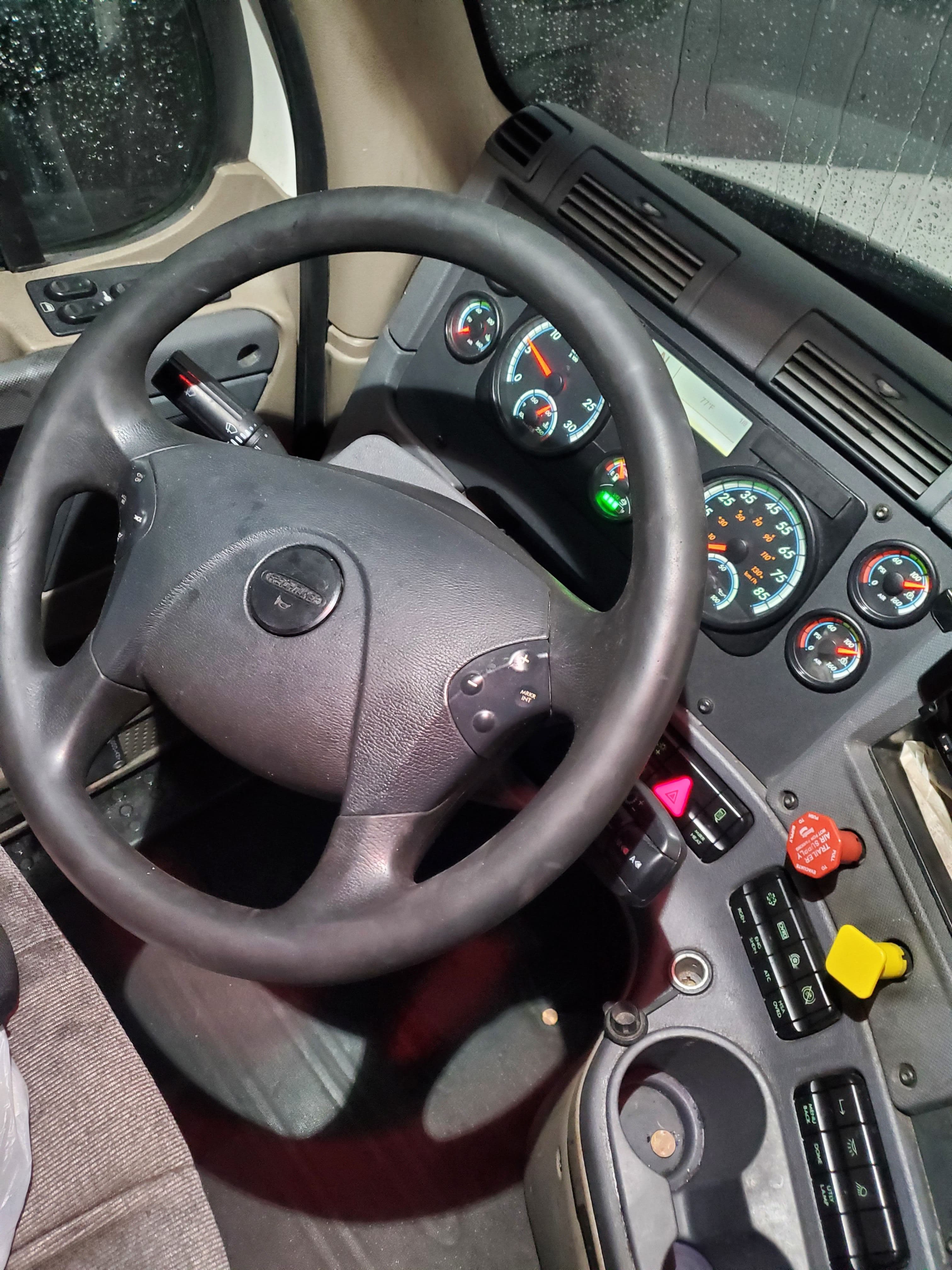 2016 Freightliner Cascadia image 1