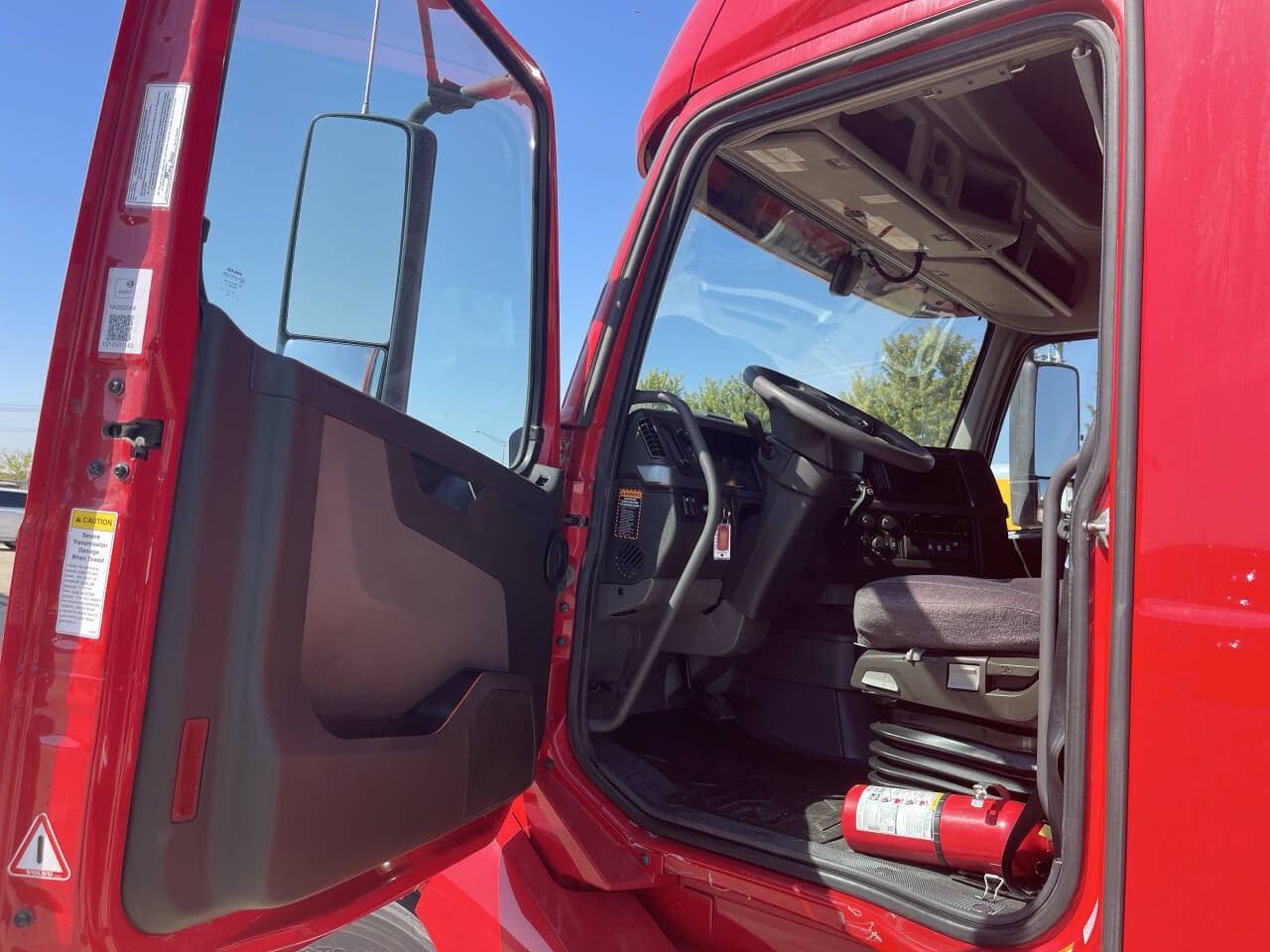 2022 Volvo VNL image 12