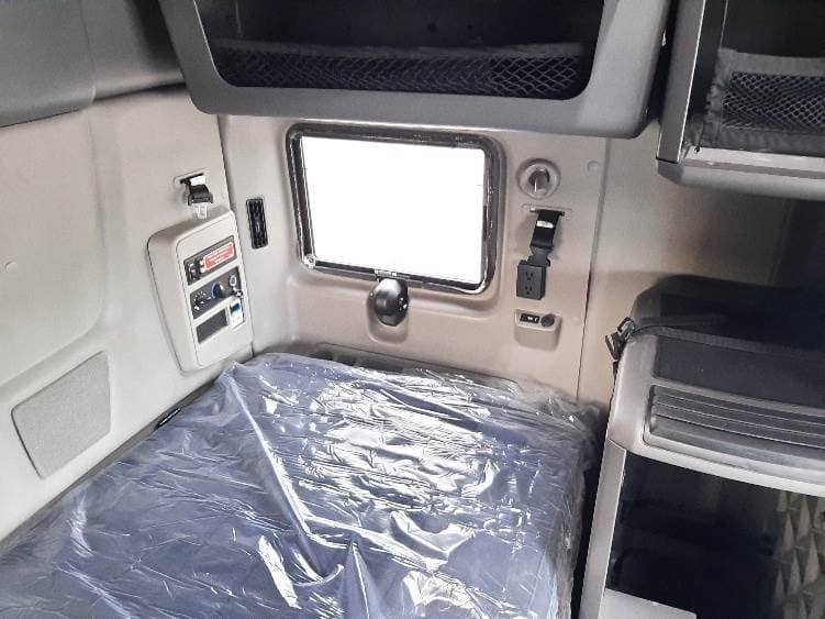 2023 International LT625 Sleeper Semi Truck - 73" Integral Sleeper, Cummins 450HP, 12 Speed Automatic image 7