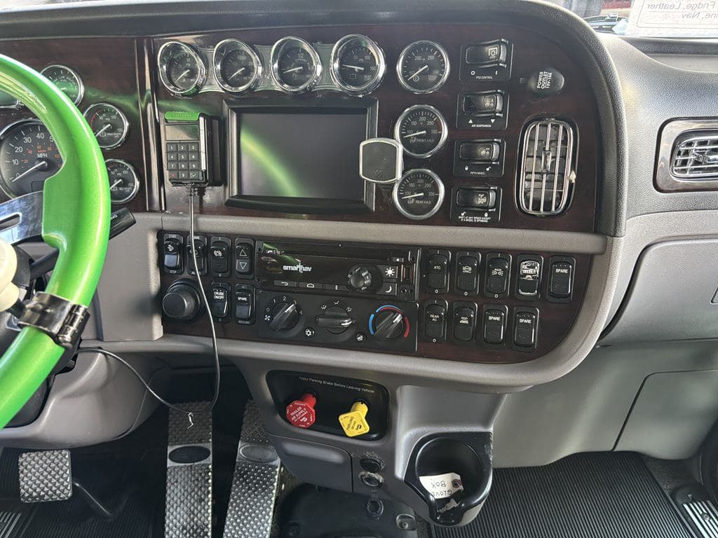 Used 2022 PETERBILT 389 image 12
