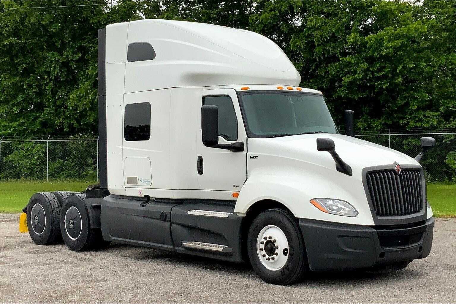 2021 International LT625 image 1