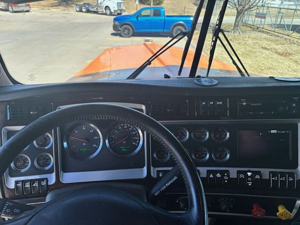 Used 2019 KENWORTH W900L image 15