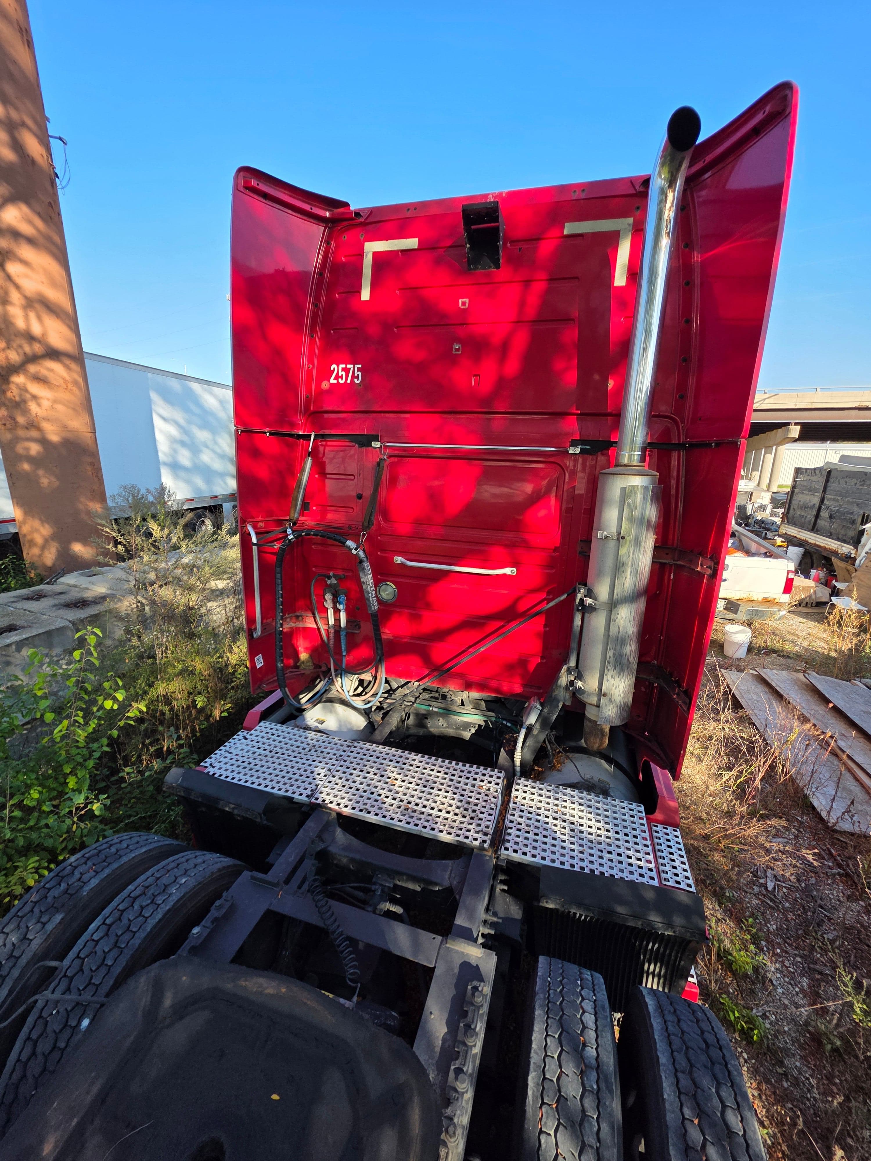 2005 Volvo VNL image 4