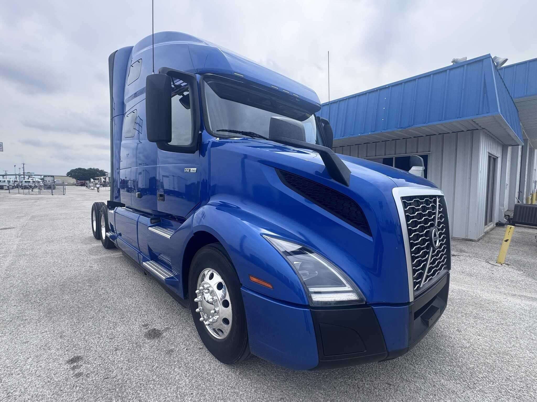 2021 Volvo VNL64760 image 2
