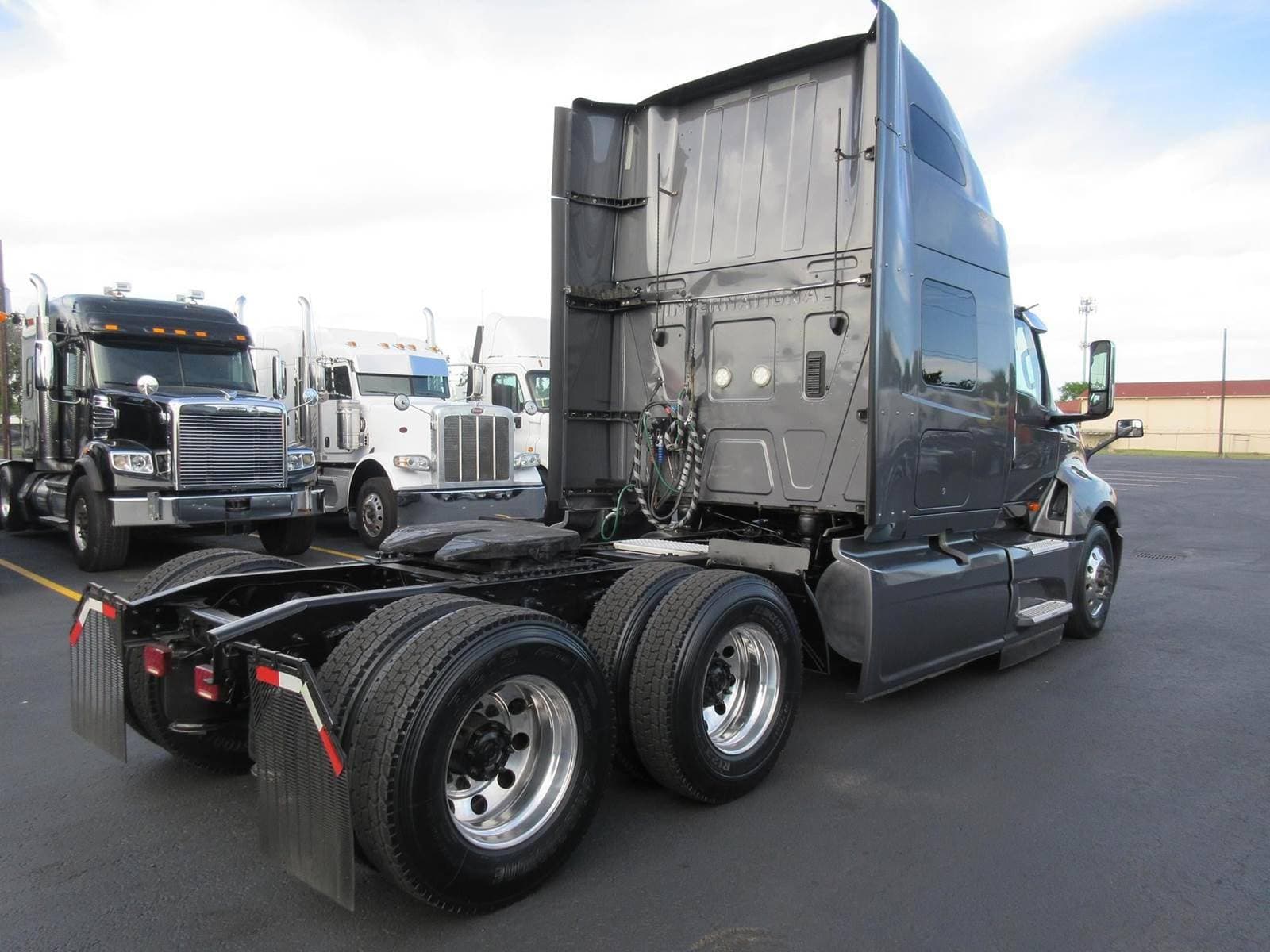 2021 International LT625 image 5