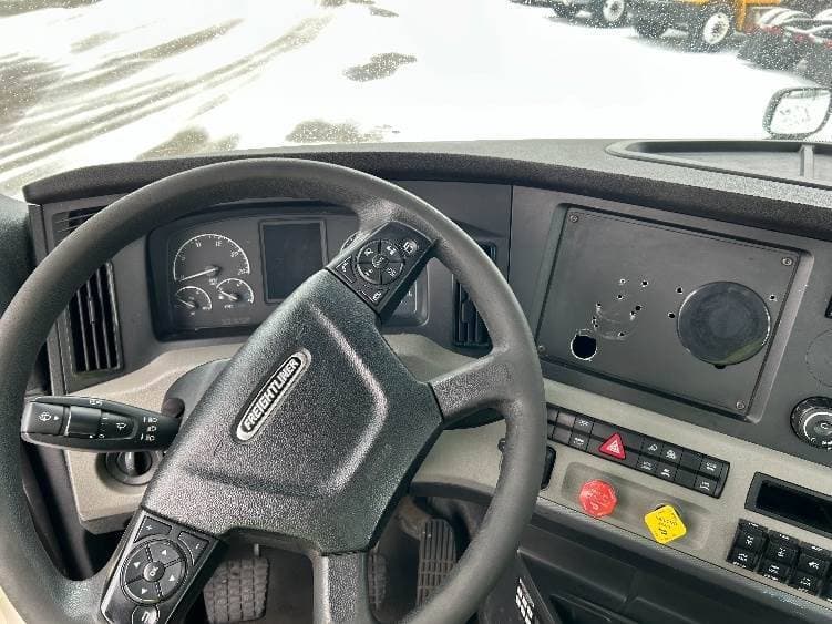 2019 Freightliner Cascadia 126 Day Cab Truck - 410HP, 10 Speed Manual image 11