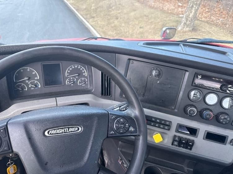 Used 2019 Freightliner Conventional - Day Cab, Tractor - T12664ST image 8