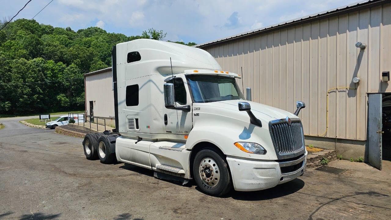 2022 International LT625 image 1