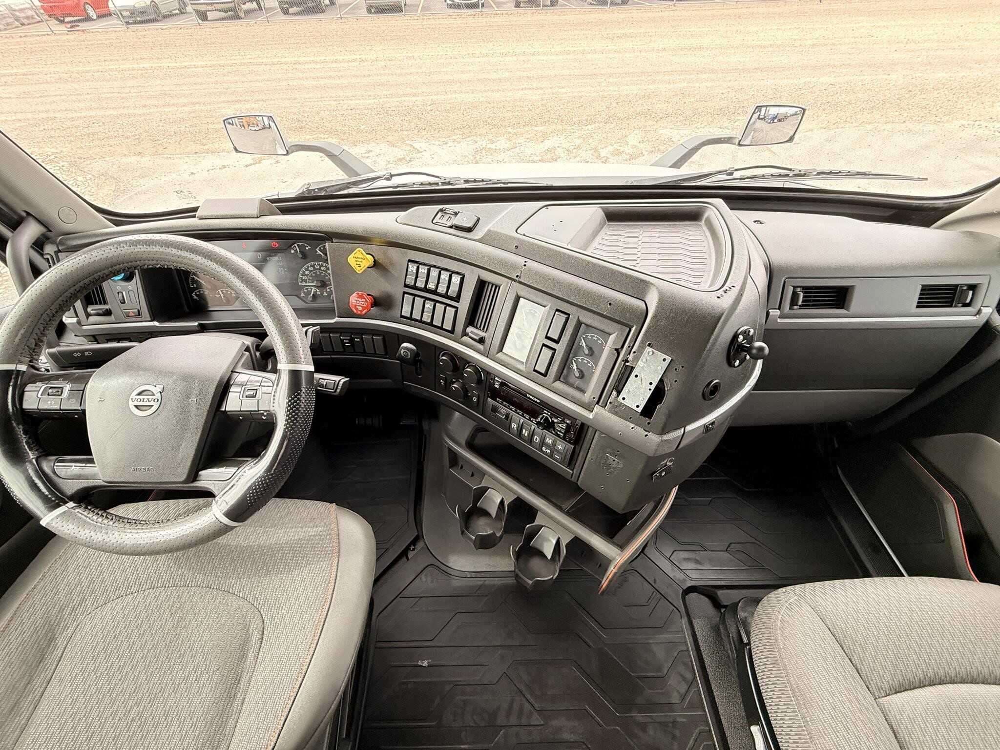 2020 Volvo VNR image 16