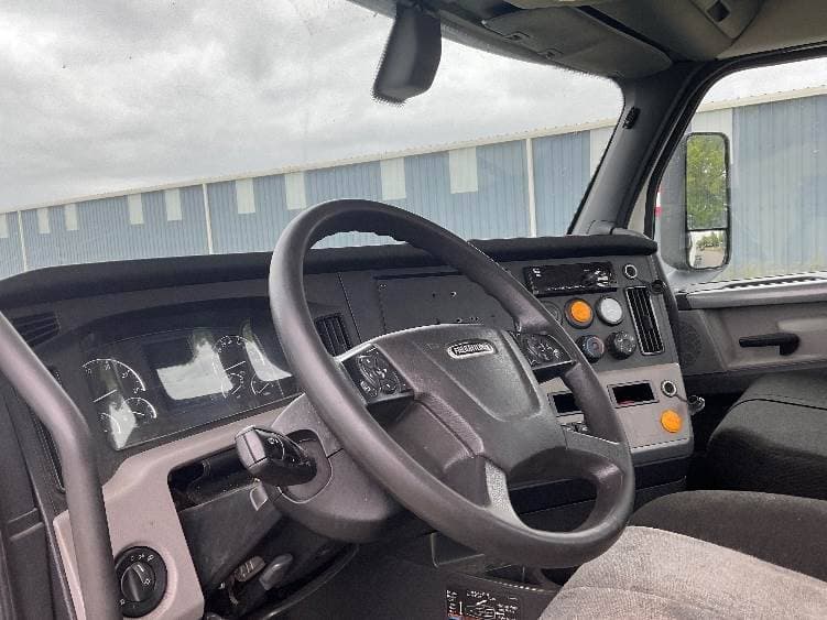 2019 Freightliner Cascadia 126 Day Cab Truck - 505HP, 12 Speed Automatic image 10
