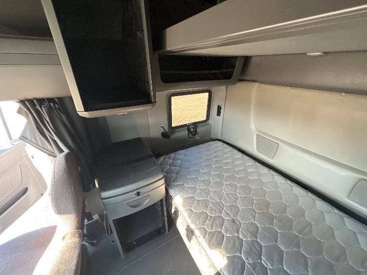 2022 International LT625 image 7