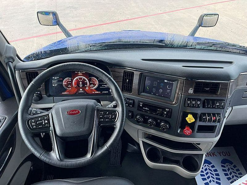 2023 Peterbilt 579 image 9