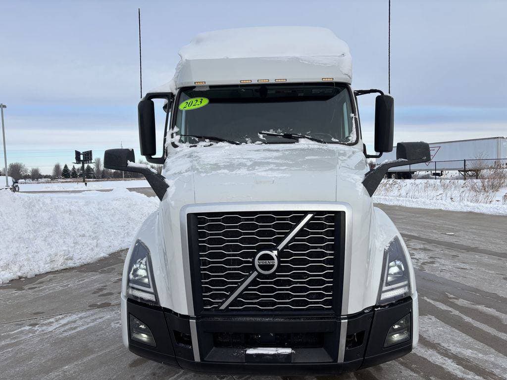 2023 Volvo VNL image 8
