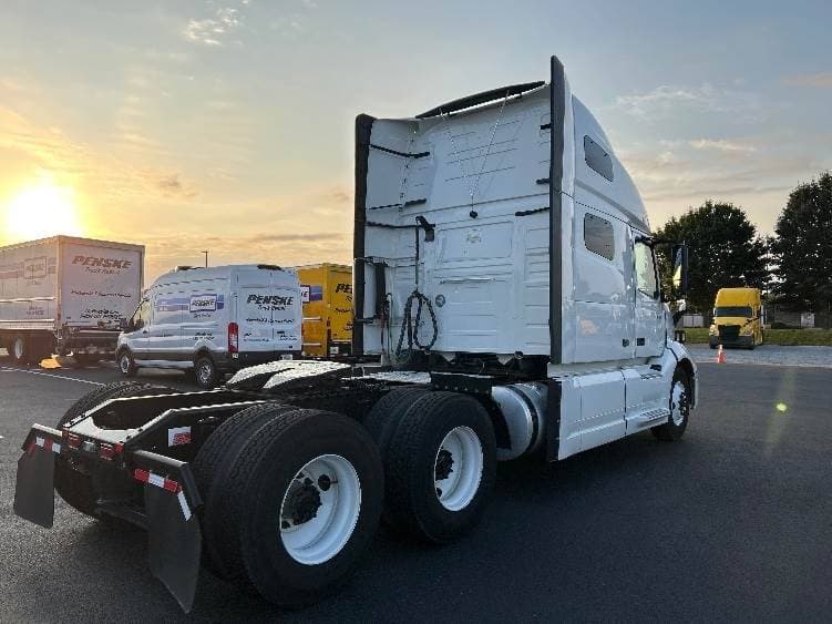 2022 Volvo VNL image 7