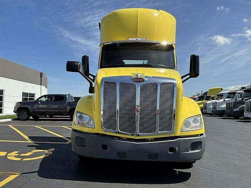 2021 Peterbilt 579 image 3