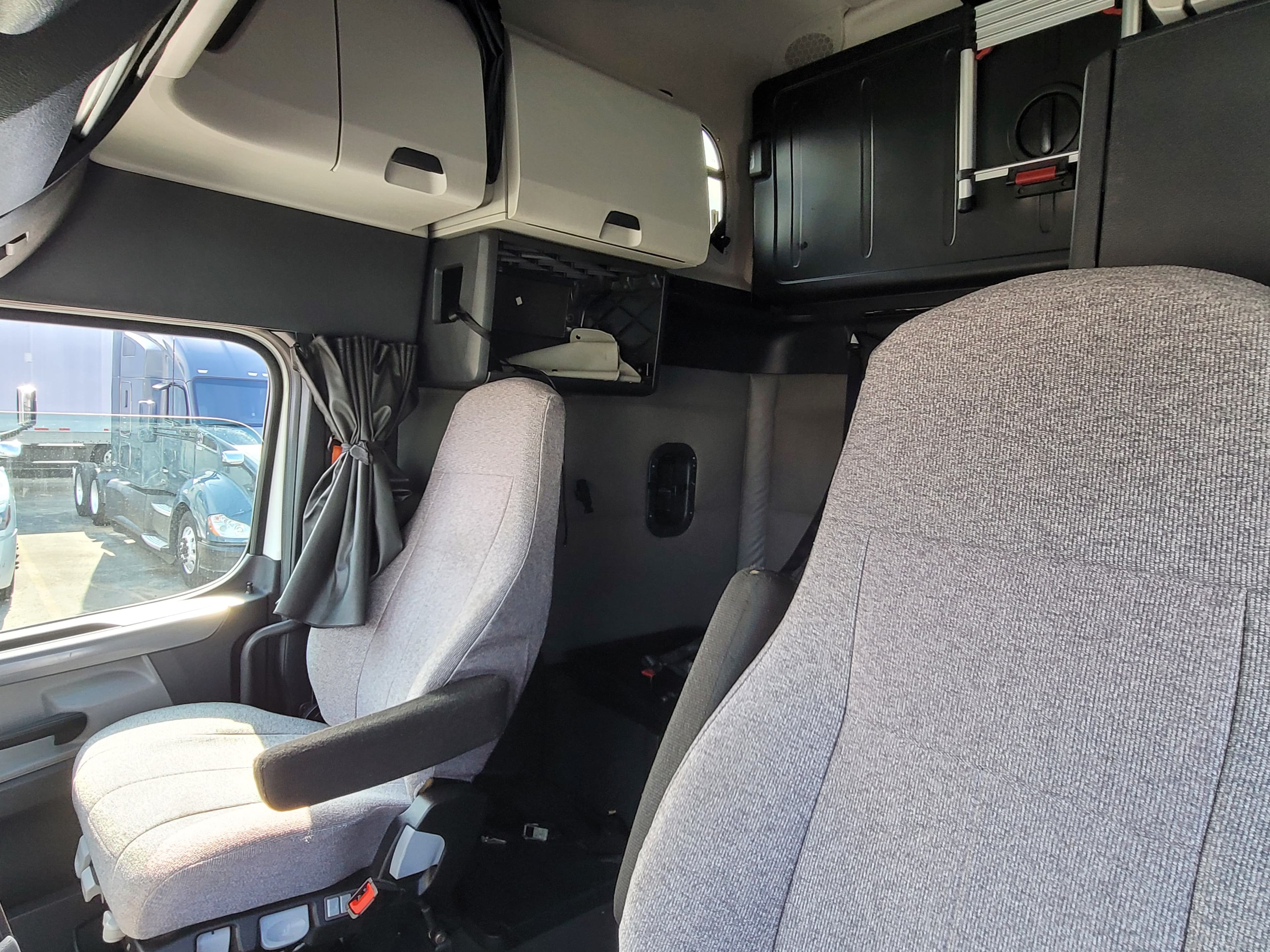 2022 Freightliner Cascadia 126 image 8