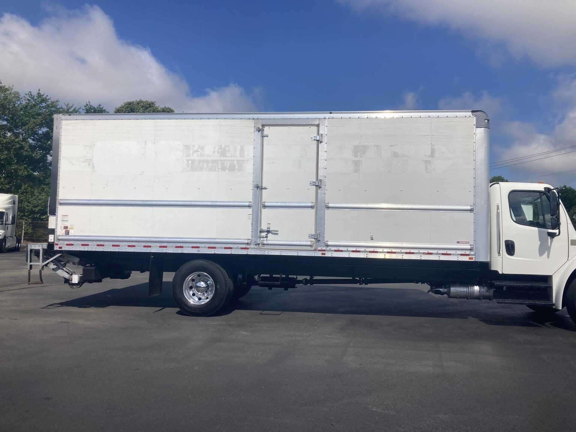 2020 Freightliner M2 image 3