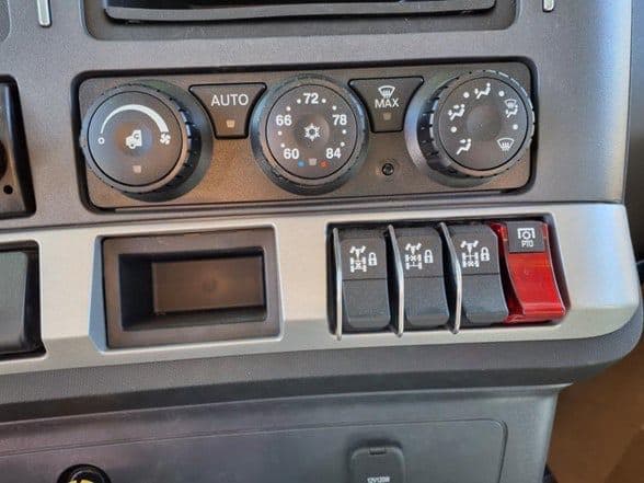 2025 Kenworth T880 image 20