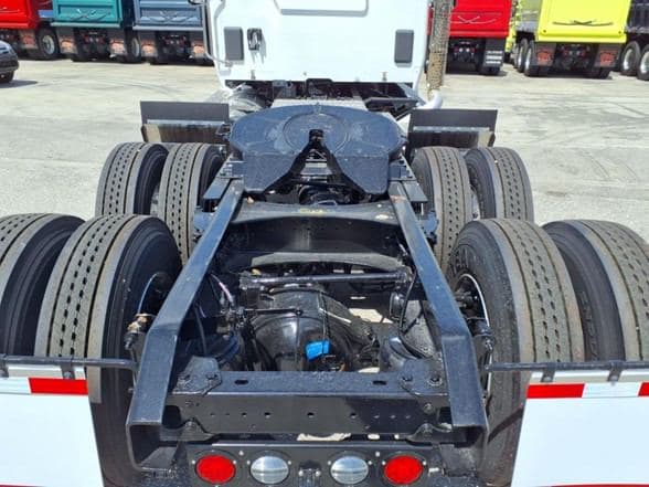 2025 Kenworth T880 image 15