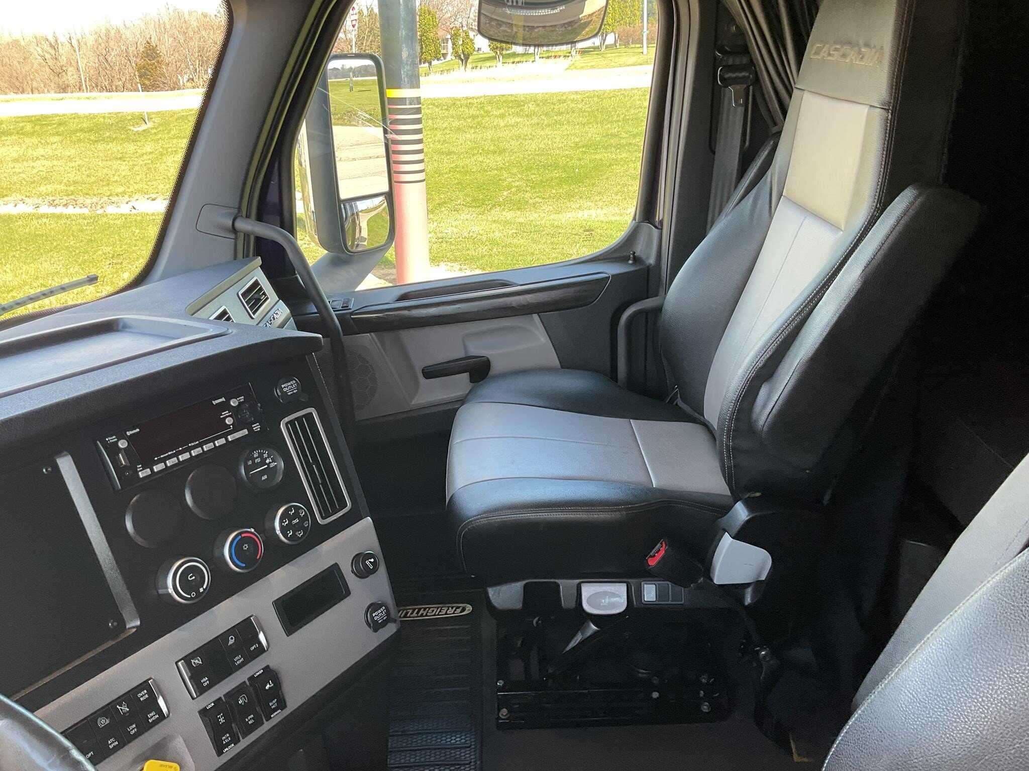 2023 Freightliner Cascadia 126 image 5
