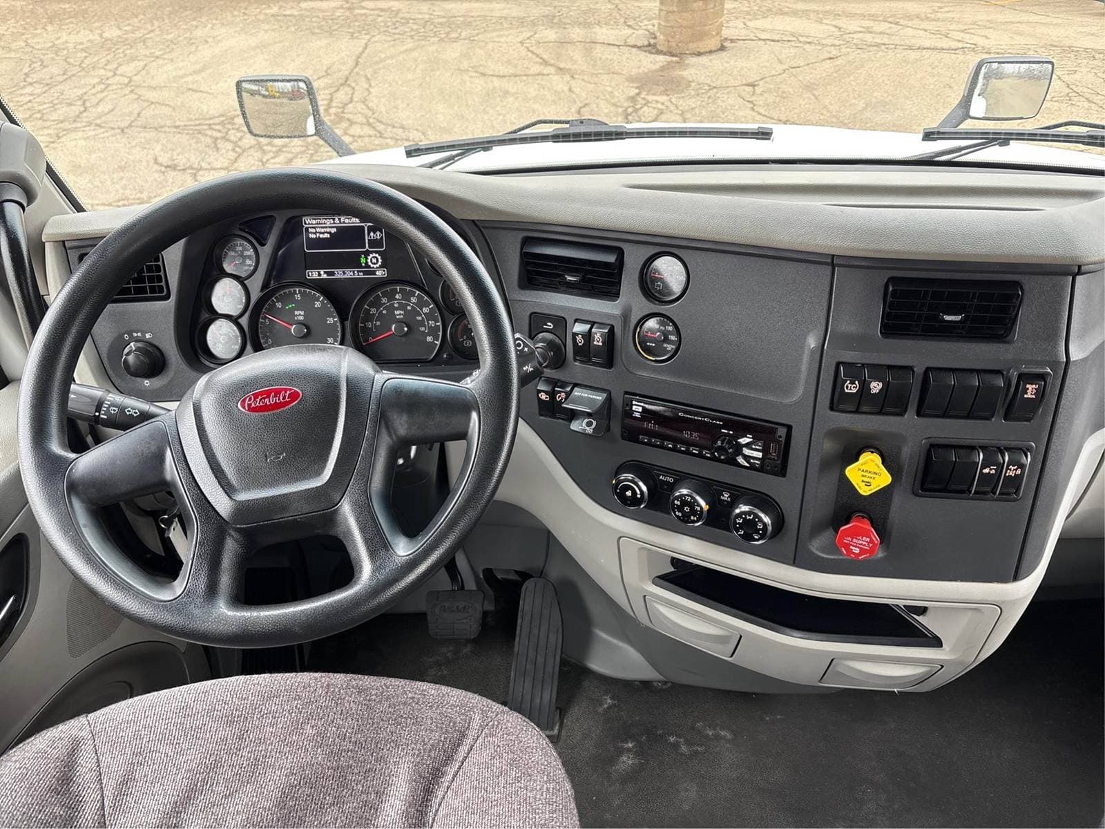 2020 Peterbilt 579 image 14