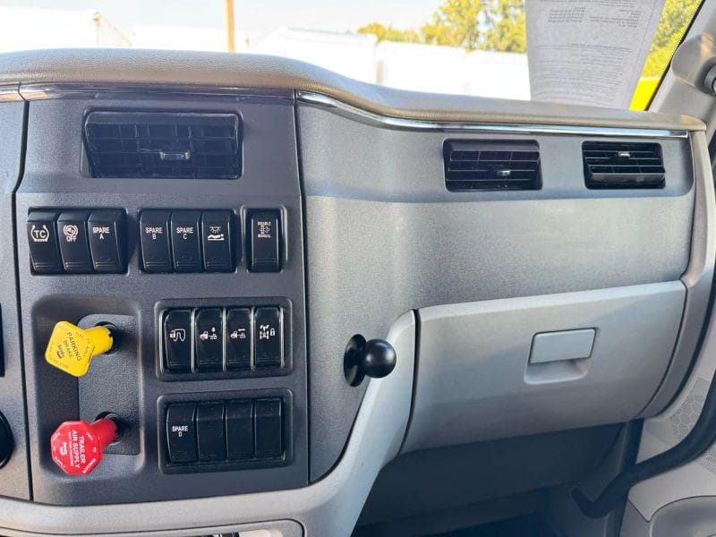 2022 Peterbilt 579 image 35