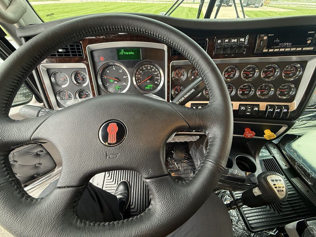 New 2027 KENWORTH W900L image 3