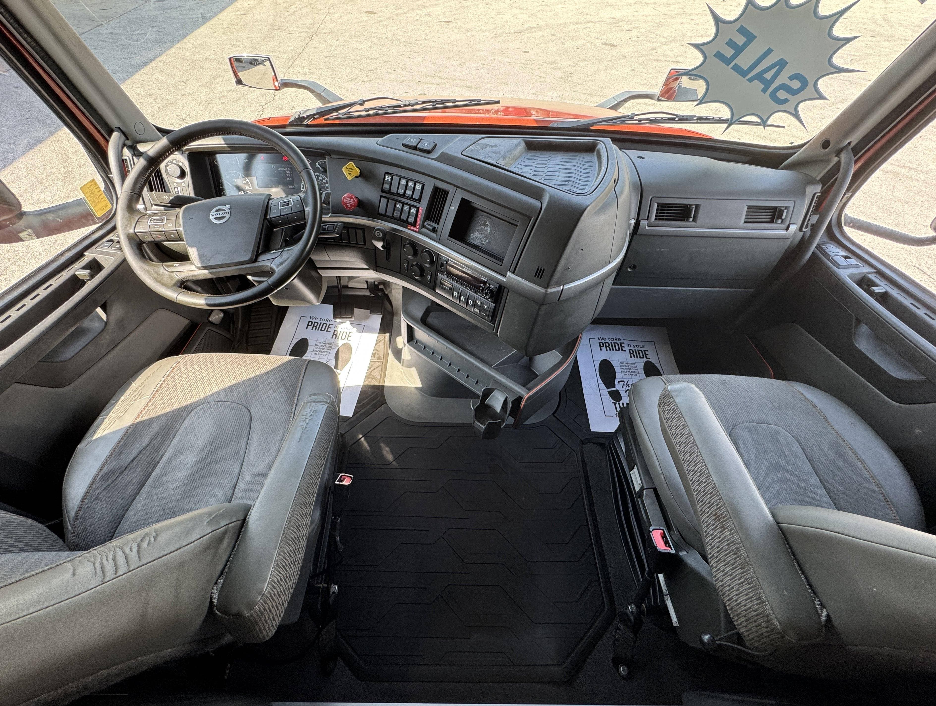 2022 Volvo VNL860 image 14