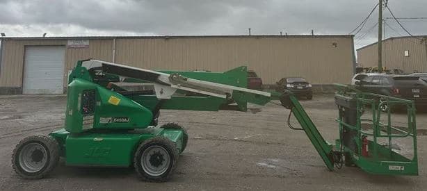 2013 JLG E450AJ image 2