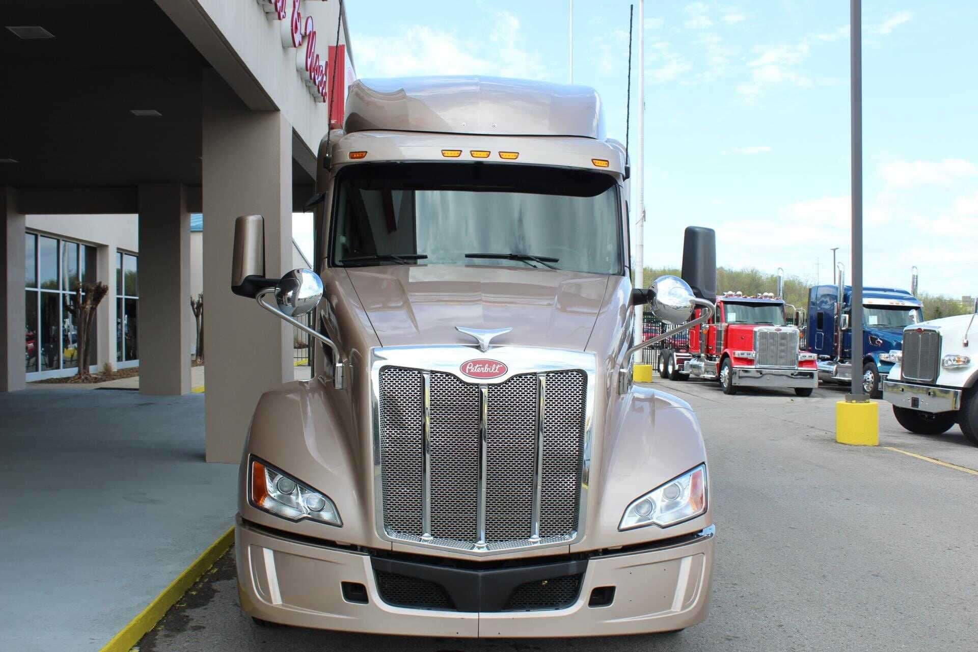 2023 Peterbilt 579 image 3