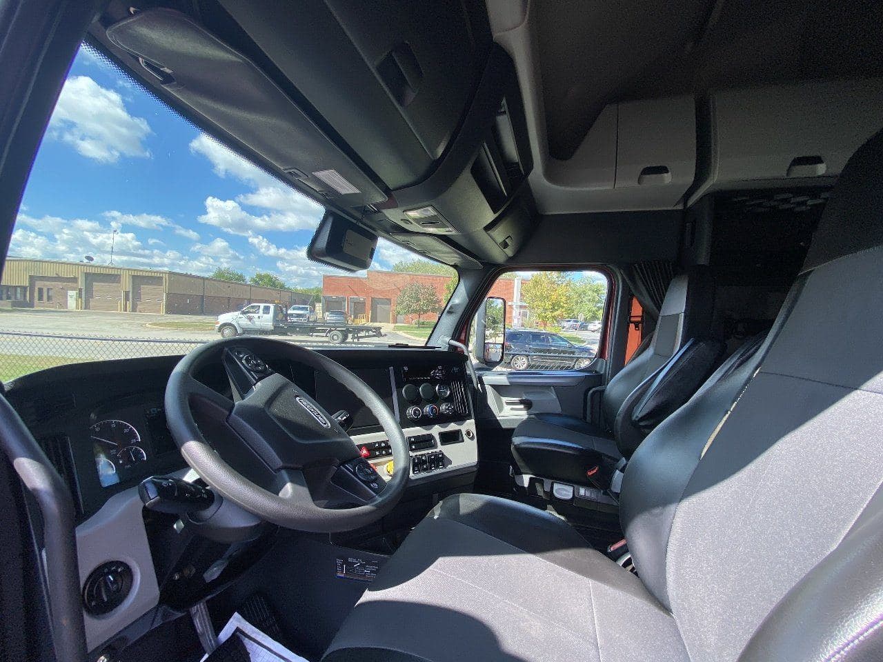 2020 FREIGHTLINER Cascadia CA126 Tandem Axle Sleeper image 12