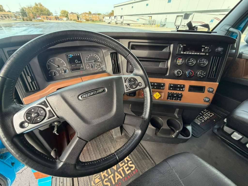 2022 Freightliner Cascadia image 10