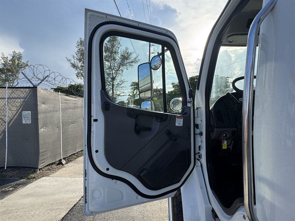 2016 Freightliner M2 106 image 50