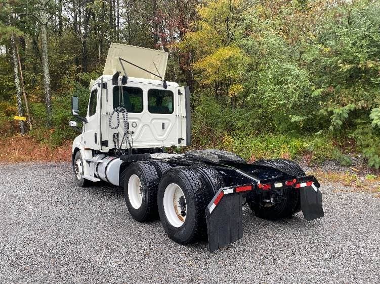 2019 Freightliner Cascadia 126 Day Cab Truck - 435HP, 12 Speed Automatic image 5