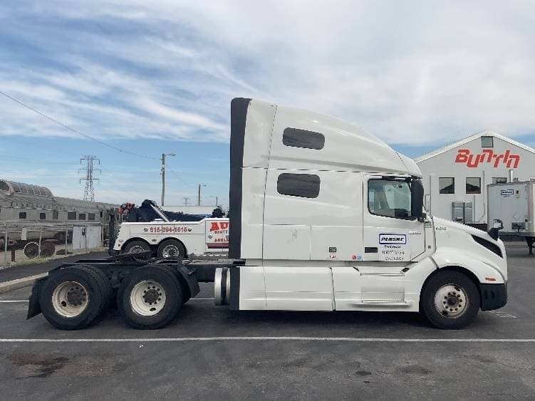 2022 Volvo VNL image 5