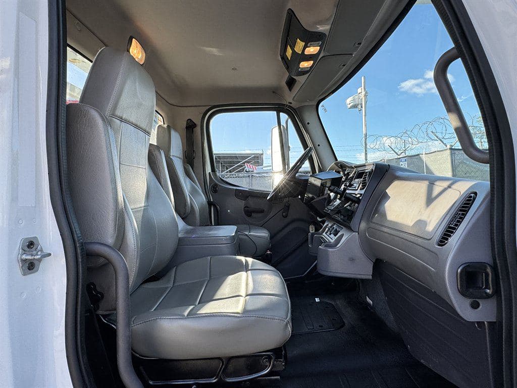 2015 Freightliner M2 106 image 49