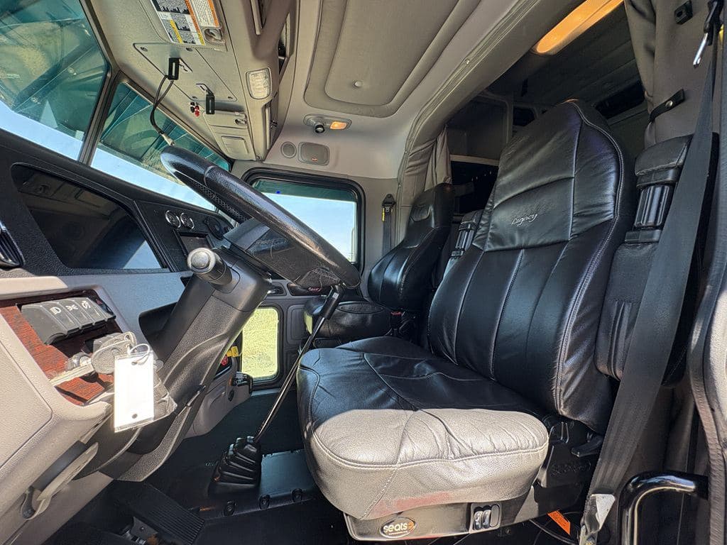 Used 2024 PETERBILT 389 image 3