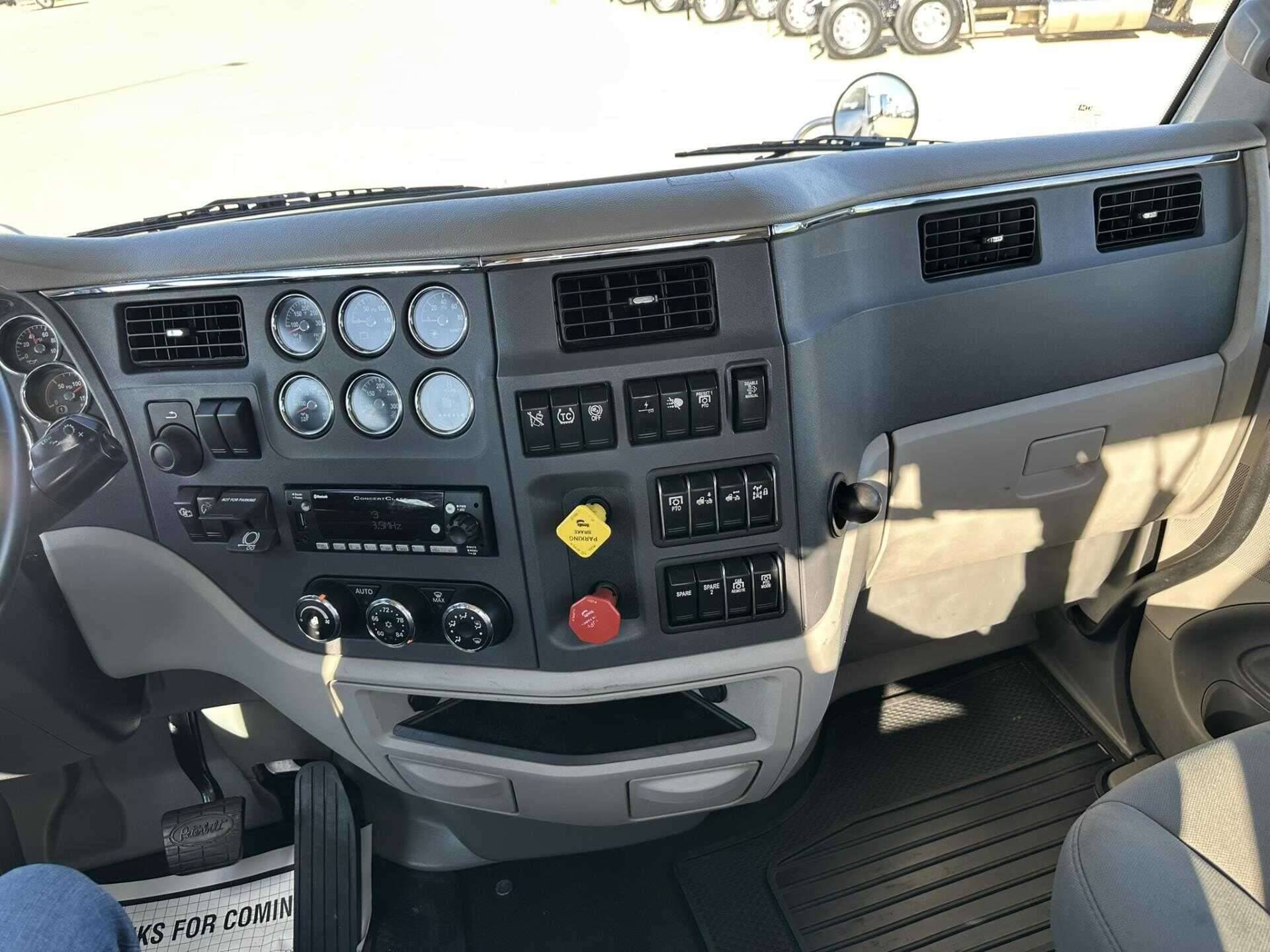2021 Peterbilt 579 image 5