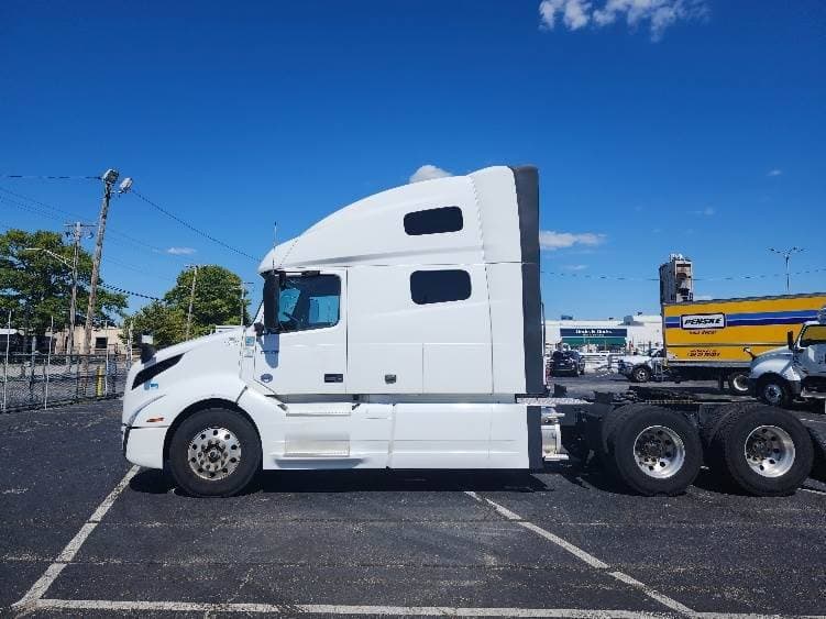 2023 Volvo VNL image 2