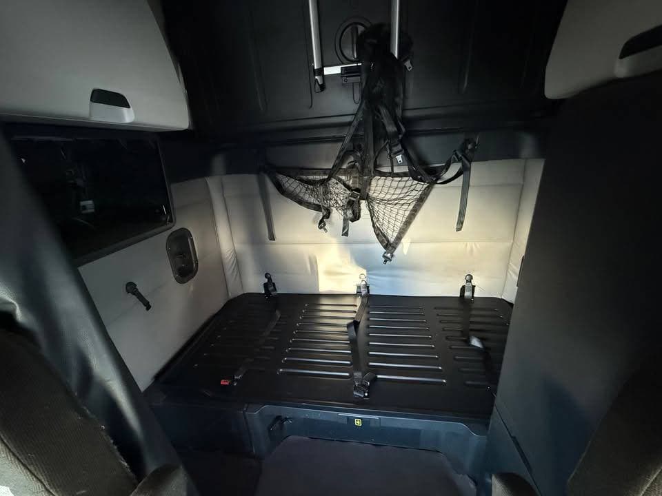 2020 Freightliner Cascadia image 7