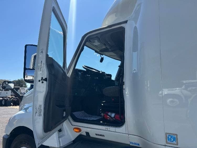 2023 International LT62F image 5