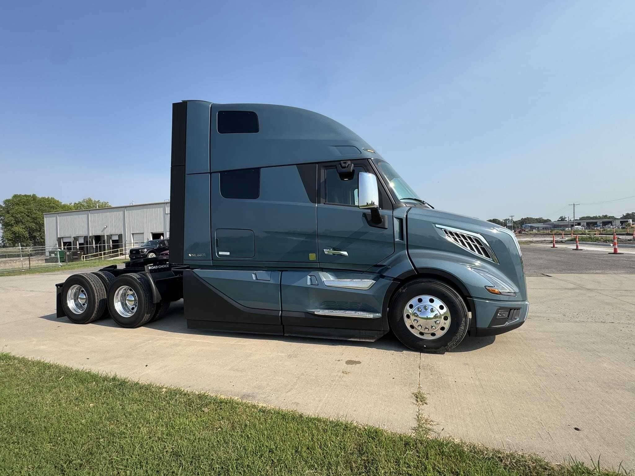 New 2026 VOLVO VNL64T860 Conventional - Sleeper Truck in Wichita, KS image 3