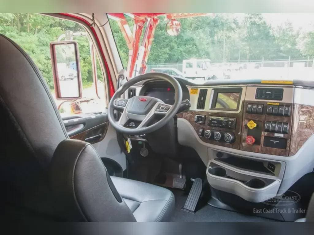 2025 Peterbilt 589 image 3