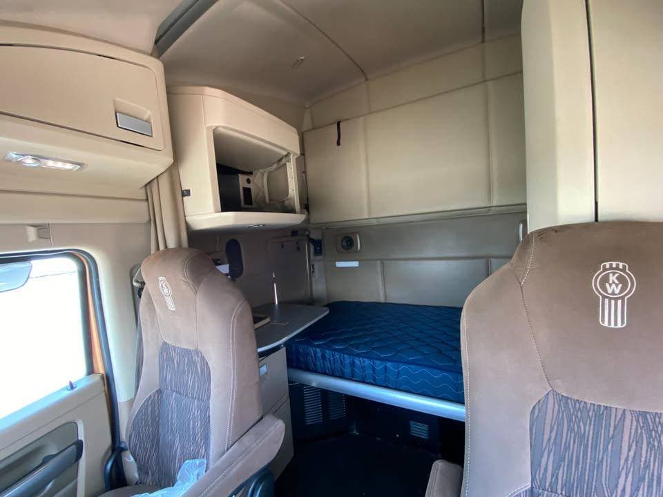 2022 Kenworth T680 image 10