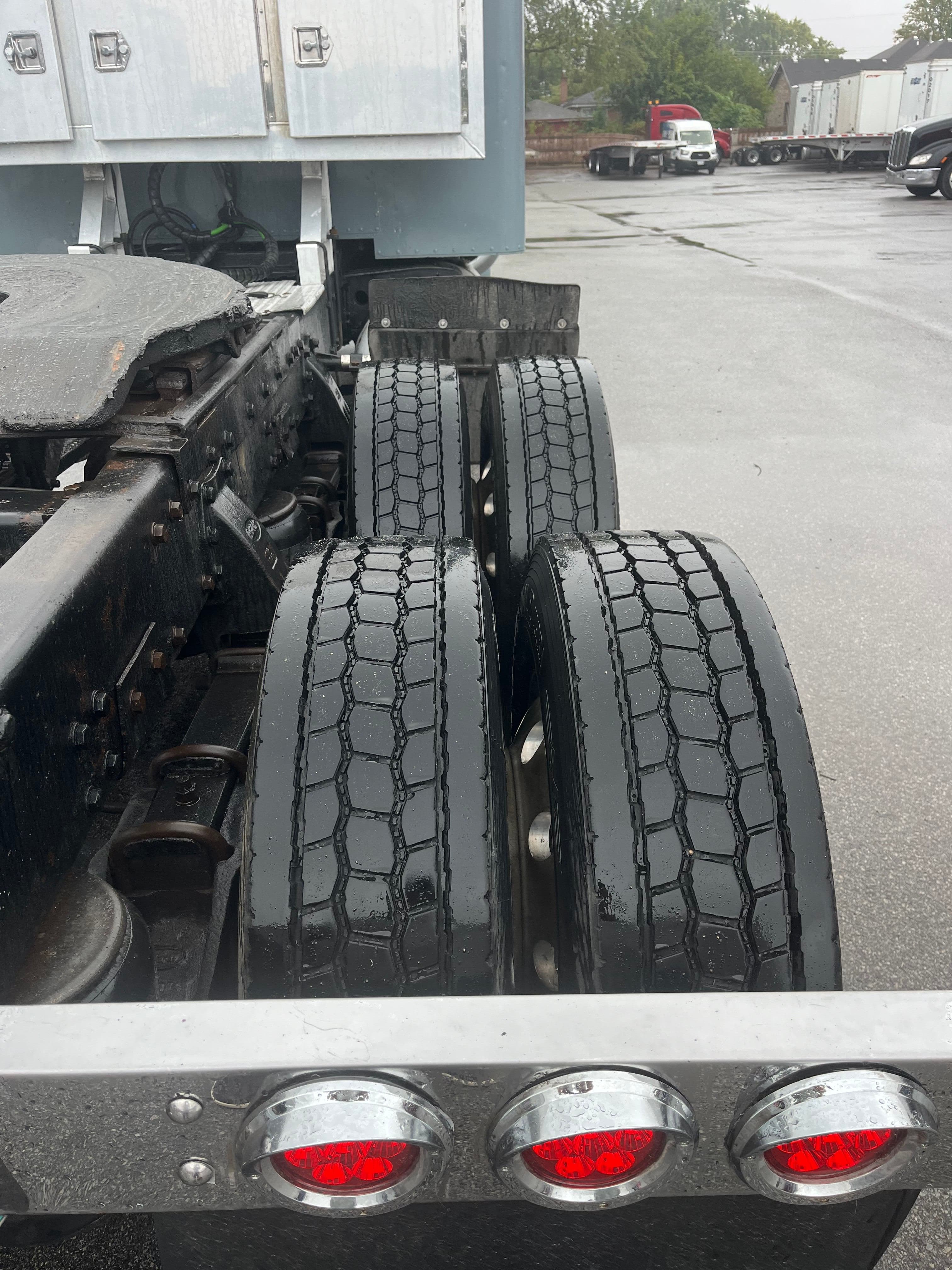 1994 Peterbilt 379 – New Engine image 7